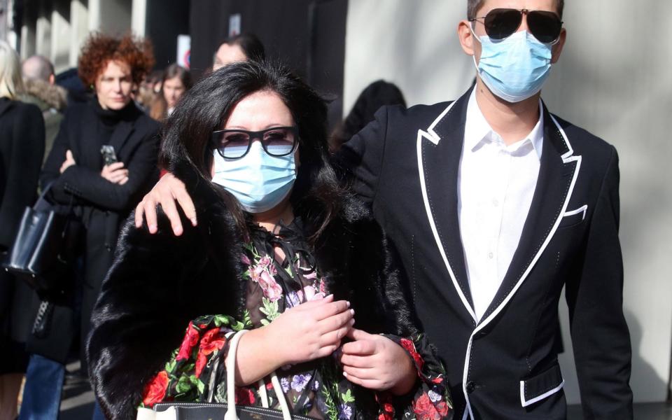  Guests wear face masks to protect against coronavirus upon arrival to attend the Dolce and Gabbana show during the Milan Fashion Week - Rex