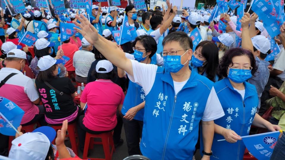 《圖說》鄉親搖旗吶喊凍選聲浪震天，凸顯新竹縣長楊文科4年來執政深獲縣民肯定。（記者方健龍攝）