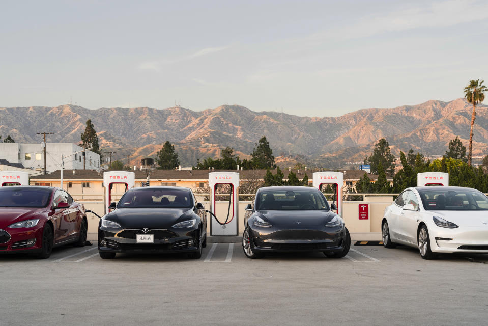 Vehículos Tesla recargan batería en Burbank, California, el 25 de abril de 2019. (Philip Cheung/The New York Times)
