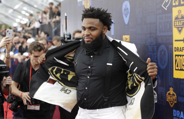 Steelers 1st-rd. pick Devin Bush adds 'spice' to draft night with custom  suit 