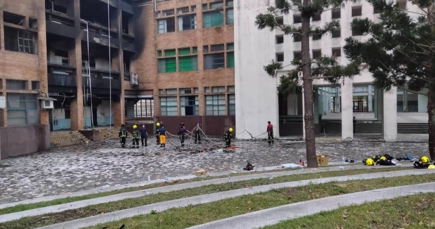 國立東華大學受地震影響，理工學院一館4樓實驗室昨日上午發生火警。（圖／東華大學提供）