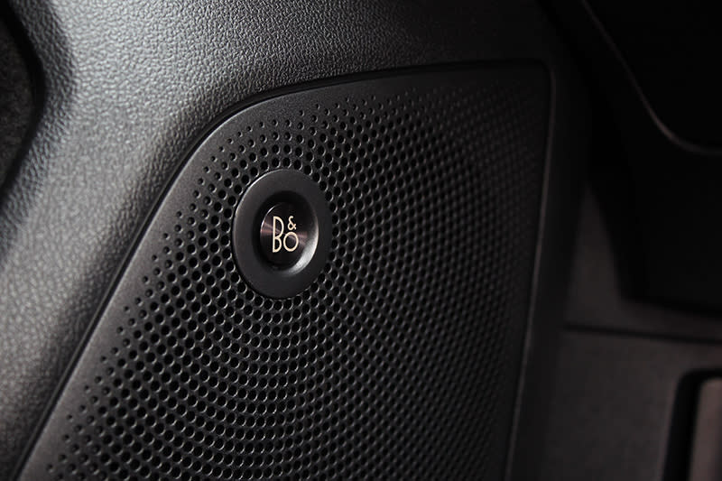 具備10支揚聲器的頂級B&O重低音環艙音響系統，創造絕佳聆聽饗宴。