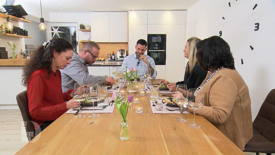 Der Hauptgang mit Iskender Kebap ist Dominiks Gästen nicht "türkisch" genug. (Bild: RTL)