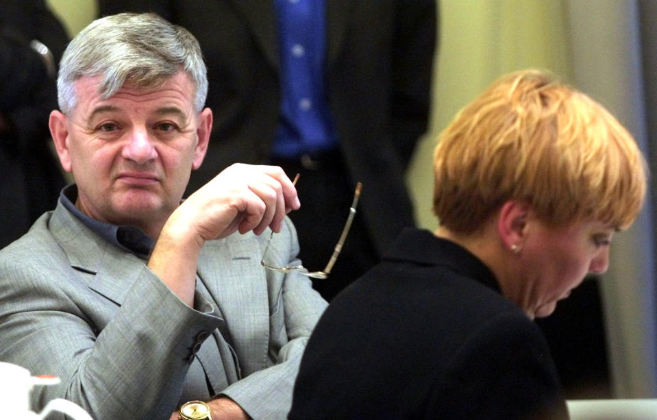 <p>Joschka Fischer, hier neben Claudia Roth, am 6. Oktober 2001 in Berlin beim Länderrat. (Bild: AP Photos/Markus Schreiber) </p>