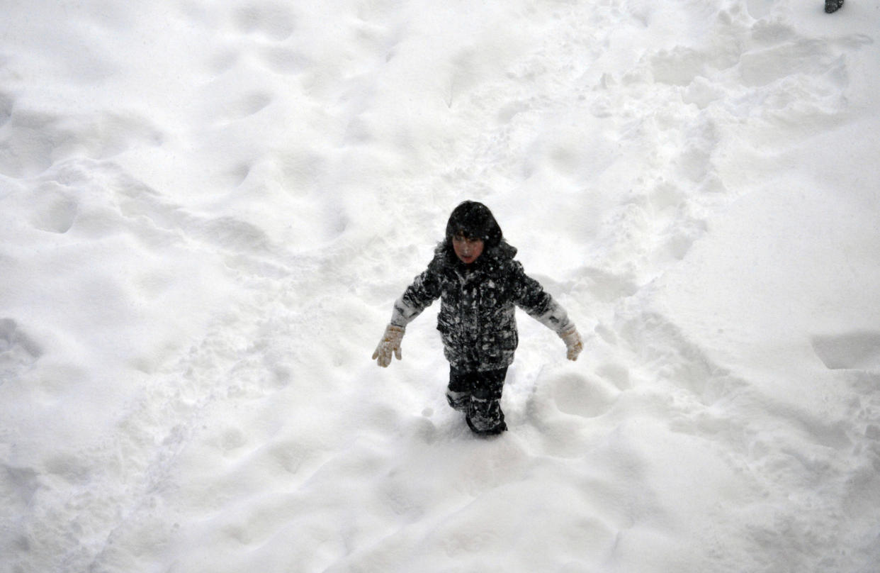 Im Schnee spielen macht allen Kindern Spaß. Schnee-Botschaften an den Weihnachtsmann sind aber eher ungewöhnlich. (Symbolbild: ddp Images)