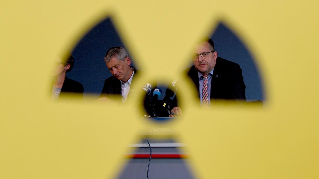 Wolfram König (l), Präsident des Bundesamtes für kerntechnische Entsorgungssicherheit, und Stefan Studt, Geschäftsführer der Bundesgesellschaft für Endlagerung, sitzen bei einer Pressekonferenz nebeneinander.