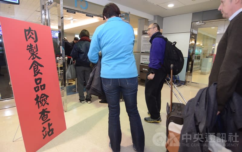 航空警察局在「肉製食品檢查站」前，告知旅客主動丟棄肉製品，以利快速通過檢查站。（中央社）