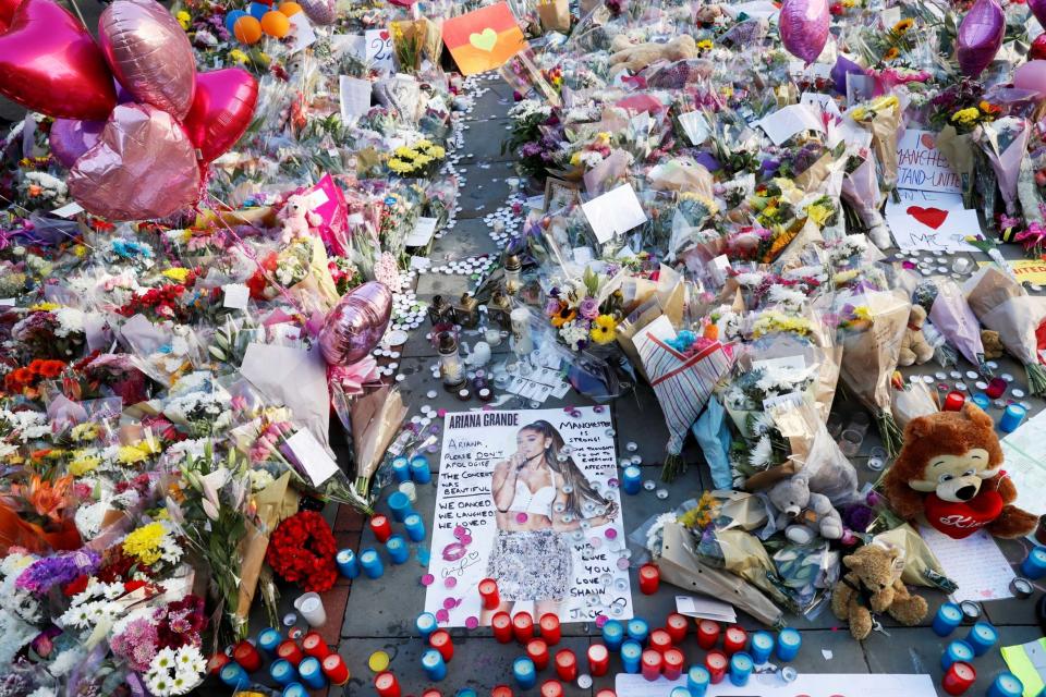 Flowers, messages and tokens are left in tribute to the victims of the attact on Manchester Arena, in central Manchester, Britain May 26, 2017 (Reuters)