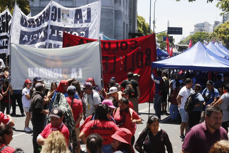 Organizaciones sociales protestan frente al Ministerio de Desarrollo Social