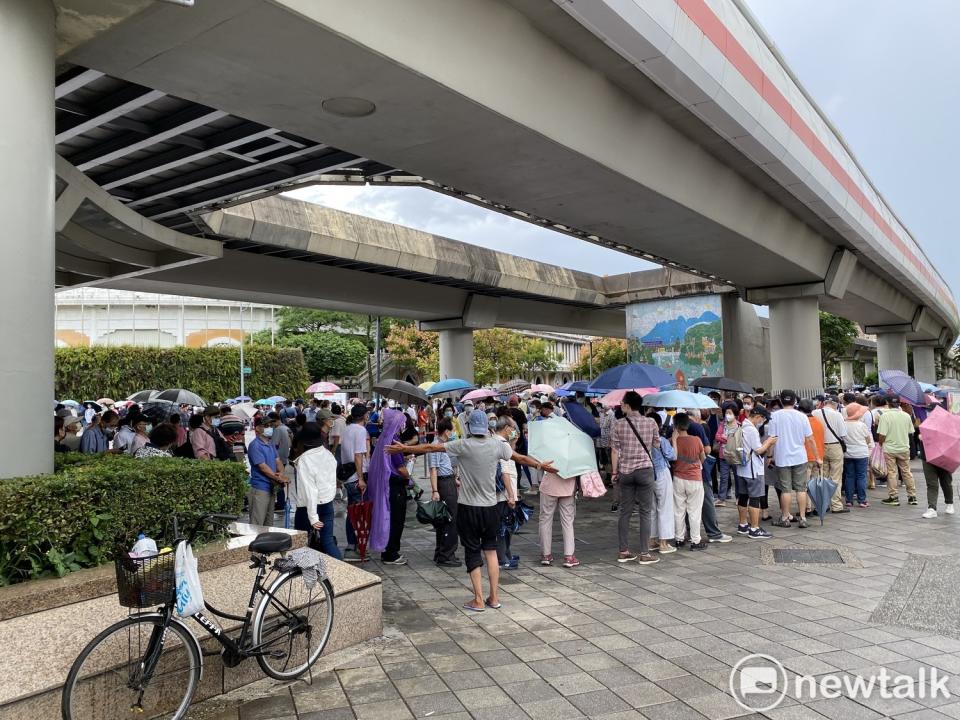 花博接種站今天一早排隊打疫苗人潮大爆滿。   圖：周煊惠 / 攝