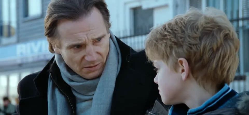 Liam Neeson spielt den trauernden Ehemann Daniel, der nun seinen Stiefsohn Sam großzieht. Bild: YouTube