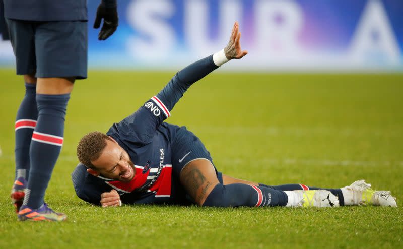 FOTO DE ARCHIVO: El jugador del Paris St Germain, Neymar, en el partido contra el Olympique Lyonnais en el Parc des Princes, Paris, Francia, el 13 de diciembre de 2020