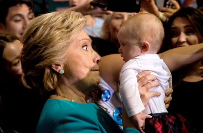 Die US-Präsidentschaftskandidatin der Demokraten, Hillary Clinton, hält nach ihrer Wahlkampfrede in Lake Worth/Florida ein Baby auf dem Arm. (AP Photo/Andrew Harnik)