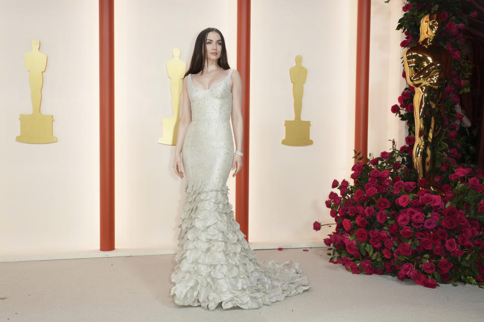 Ana de Armas llega a los Oscar el domingo 12 de marzo de 2023 en el Teatro Dolby en Los Angeles. (Foto Jordan Strauss/Invision/AP)