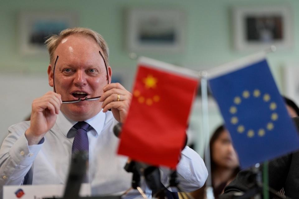 中國歐盟商會主席彥辭（Jens Eskelund）在北京發表最新調查報告。美聯社