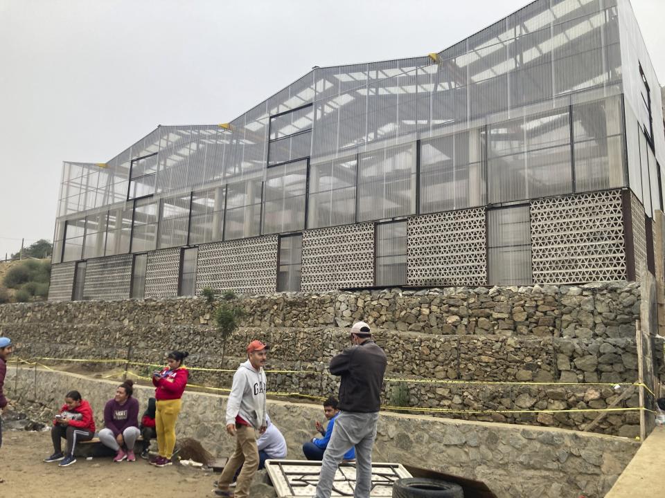 El Templo Embajadores de Jesús, el mayor albergue de la ciudad fronteriza mexicana de Tijuana, construyen un gran edificio anexo con ayuda de un grupo afiliado a la Universidad de California en San Diego, el 13 de octubre de 2022. El nuevo plan de EEUU que amplía las restricciones de asilo a los venezolanos supone un reto para la ya desbordada red de albergues en México, que apenas puede hacer frente a la creciente llegada de extranjeros. Washington aceptará hasta 24.000 migrantes venezolanos que cumplan varios requisitos y devolverá a México a quienes entren de forma ilegal. (AP Foto/Elliot Spagat)