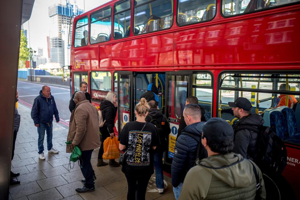 Pasajeros sin medidas de protección a punto de entrar a un autobús de Londres. (Getty Images)