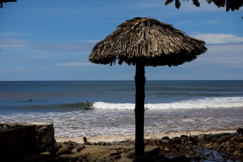 Uso del bitcóin en la playa El Zonte en Chiltiupán, El Salvador