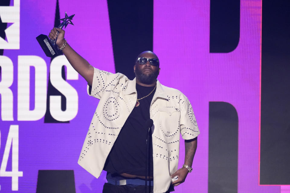 Killer Mike recibe el premio al álbum del año por "Michael" durante los premios BET el domingo 30 de junio de 2024 en el Peacock Theatre de Los Ángeles. (Foto AP/Chris Pizzello)