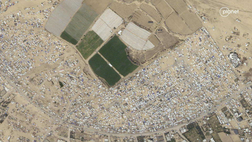 Esta imagen satelital tomada por Planet Labs PBC muestra un campamento previo a una evacuación masiva en Rafah, el 5 de mayo de 2024. (Planet Labs PBC vía AP)