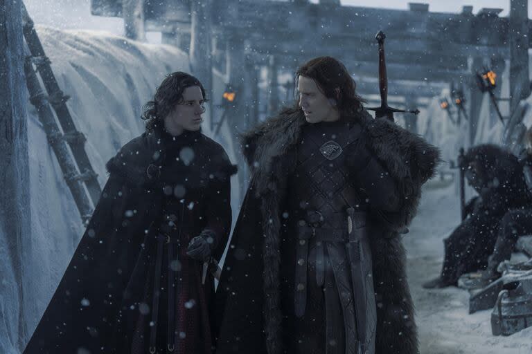 El príncipe Jacaerys Targaryen (Harry Collett) visita a Lord Cregan Stark (Tom Taylor) en el Norte y se vislumbran imágenes de la gran muralla que separa Westeros del mundo de los muertos.