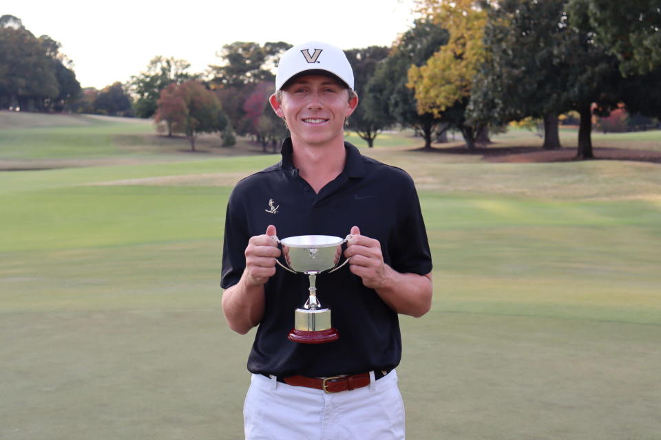 Después de la controversia, Gordon Sargent de Vanderbilt se lleva el juego de la Copa East Lake.  Blanca Fernández García-Poggio de Texas A&M también ganó