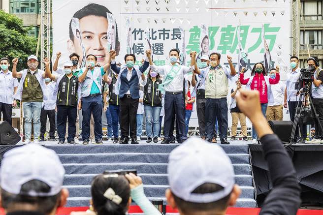 賴清德副總統（中左）為民進黨竹北市長參選人鄭朝方（中）站台造勢。（羅浚濱攝）