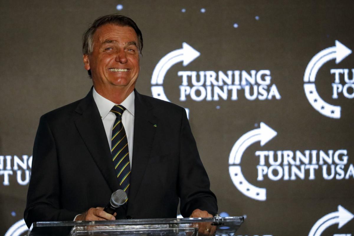 Bolsonaro volta ao Brasil para liderar oposição a Lula