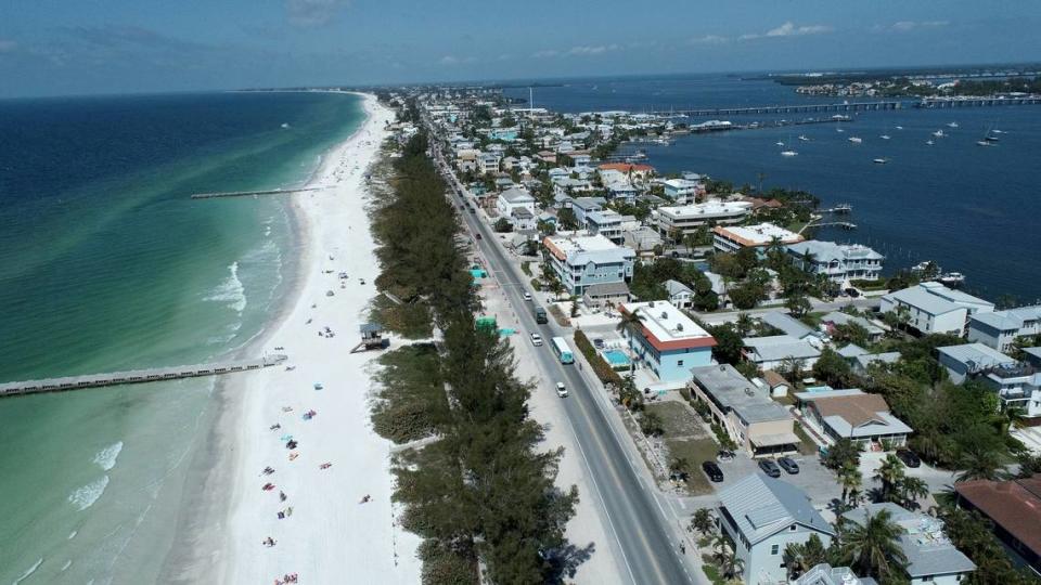 A red tide bloom that has lingered since fall has worsened in recent weeks, bringing more dead fish, murky waters and foul air to beaches on Anna Maria Island’s Bradenton Beach.