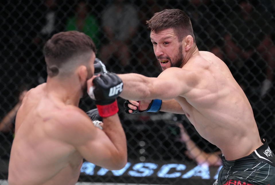 LAS VEGAS, NEVADA - 25 DE JUNIO: (RL) Mateusz Gamrot de Polonia golpea a Arman Tsarukyan de Georgia en una pelea de peso ligero durante el evento UFC Fight Night en UFC APEX el 25 de junio de 2022 en Las Vegas, Nevada.  (Foto de Jeff Bottari/Zuffa LLC)