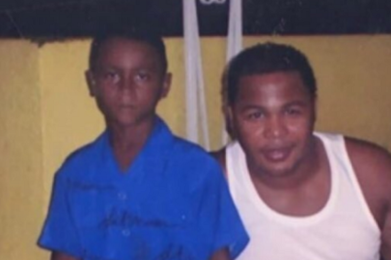 勇士二壘手阿比斯(左)小時候與名人堂球星瓊斯(右)合照。(圖取自大聯盟官網)