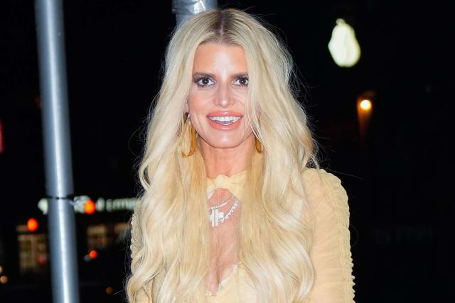 Jessica Simpson Sings 'Amazing Grace' On National Television