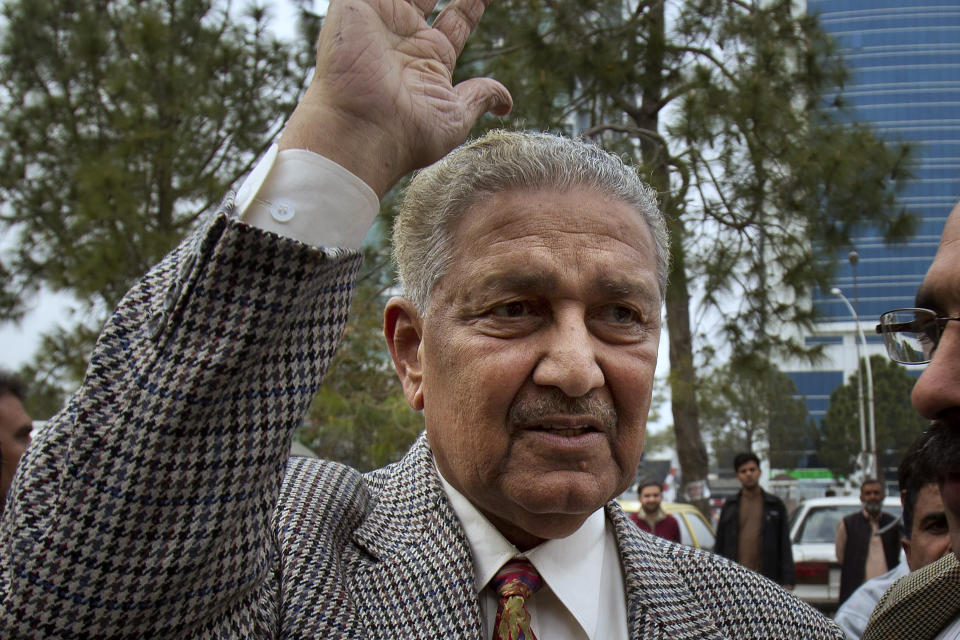 Abdul Qadeer Khan, impulsor del programa de armas nucleares de Pakistán, saluda a personas en Islamabad, el 26 de febrero de 2013. Khan murió el domingo 10 de octubre de 2021 después de una larga enfermedad. Tenía 85 años. (AP Foto/B.K. Bangash, File)