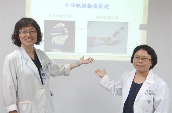 奇美醫學中心復健部主治醫師蕭珮琦（右）與職能治療師楊書瑜（左）表示，手部肌腱損傷病人，術後若及早接受手部復健治療，可促進手部功能恢復。（圖片／奇美醫學中心提供）