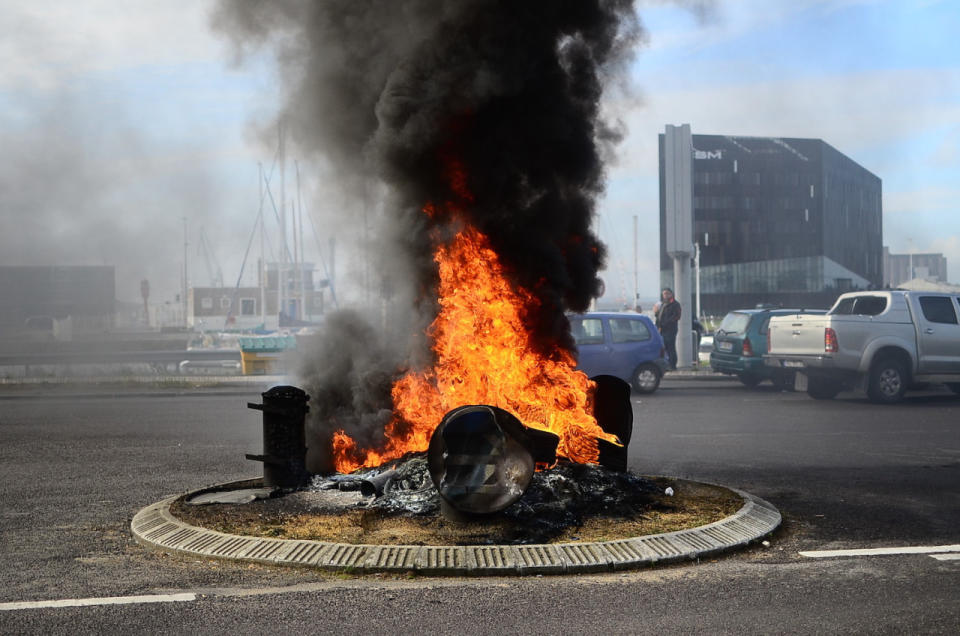 In Frankreich halten die Proteste gegen die geplante Arbeitsmarktreform an. In der Stadt Le Havre setzten Demonstranten unter anderem Reifen in Brand. (ddp images/Newzulu/FrÃ©dÃ©ric BO)