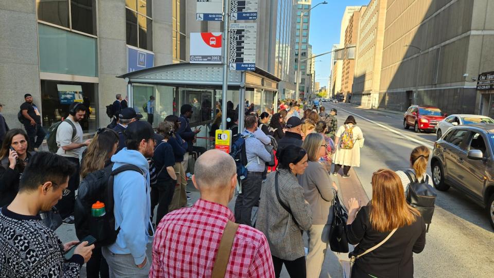 A crowd of people wait for their bus at the stop at the corner of Bank Street and Albert Street on Sept 10, 2024. The government mandate that all public servants must go into office at least three days per week went into effect on Sept. 9, 2024.