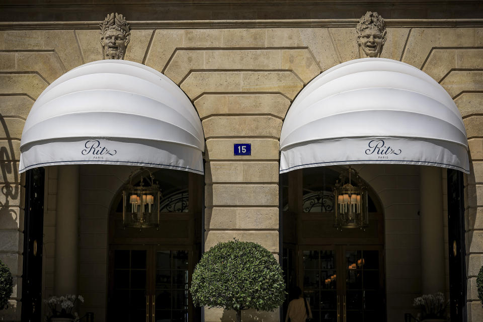 Una vista del Hotel Ritz en París, el lunes 22 de agosto de 2022. Han pasado casi 25 años desde que la princesa Diana falleció en un accidente automovilístico a alta velocidad en París. El médico francés que la atendió en el lugar, relata lo ocurrido el 31 de agosto de 1997 a The Associated Press. (Foto AP/Aurélien Morissard)