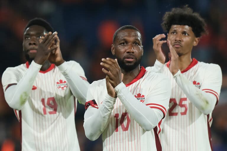 Alphonso Davies, Junior Hollet y Charles Brym, futbolistas de Canadá