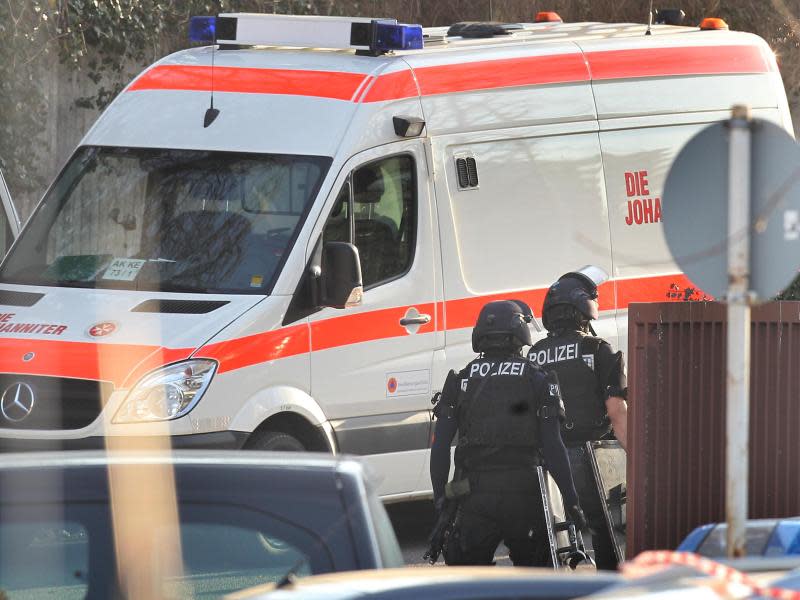 Vor dem abgesperrten Bahnhof von Kempten wartet ein Krankenwagen. Foto: Karl-Josef Hildenbrand