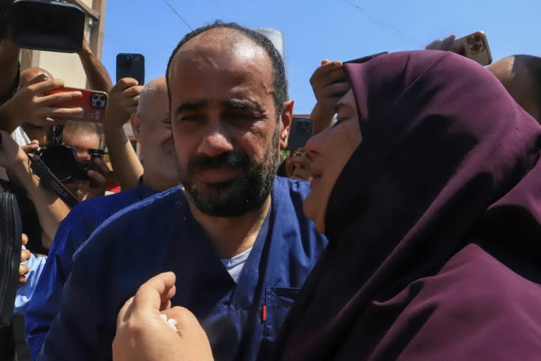 El director del hospital Al Shifa de Ciudad de Gaza, Mohammed Abu Salmiya, detenido por las fuerzas israelíes en noviembre, es recibido por sus allegados junto a otros exdetenidos el 1 de julio de 2024 en Jan Yunis, en el sur de la Franja de Gaza (Bashar Taleb)