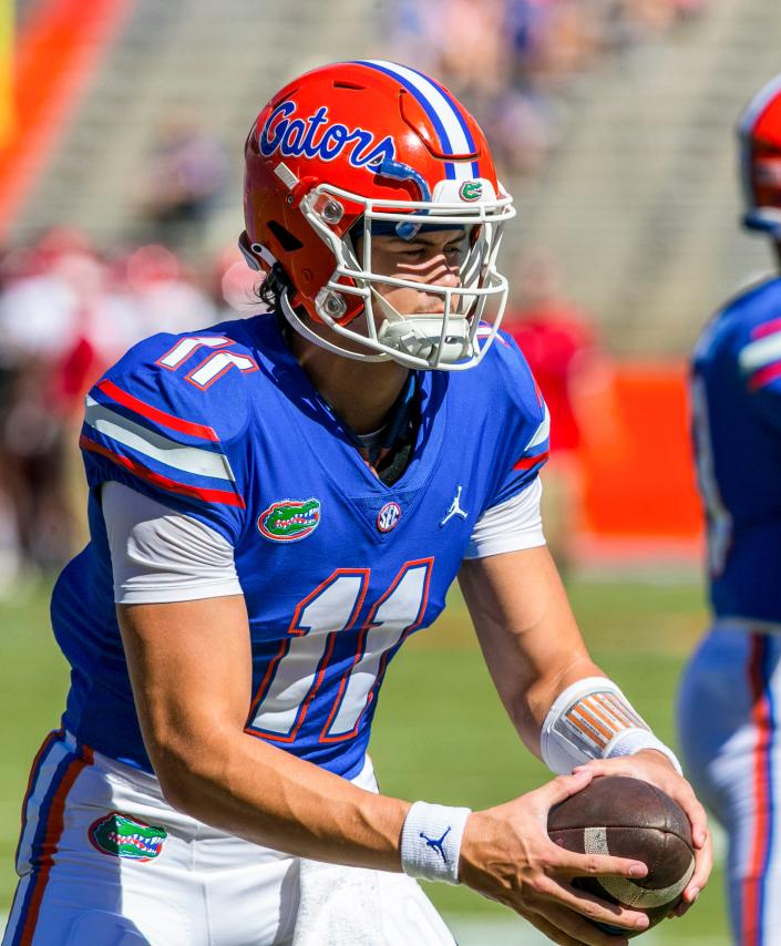 Le quart-arrière des Florida Gators Jalen Kitna (11 ans) se réchauffe avant le match contre les Eastern Washington Eagles au Steve Spurrier Field du Ben Hill Griffin Stadium à Gainesville, en Floride, le dimanche 2 octobre 2022. [AlanYoungblood/Gainesville Sun]