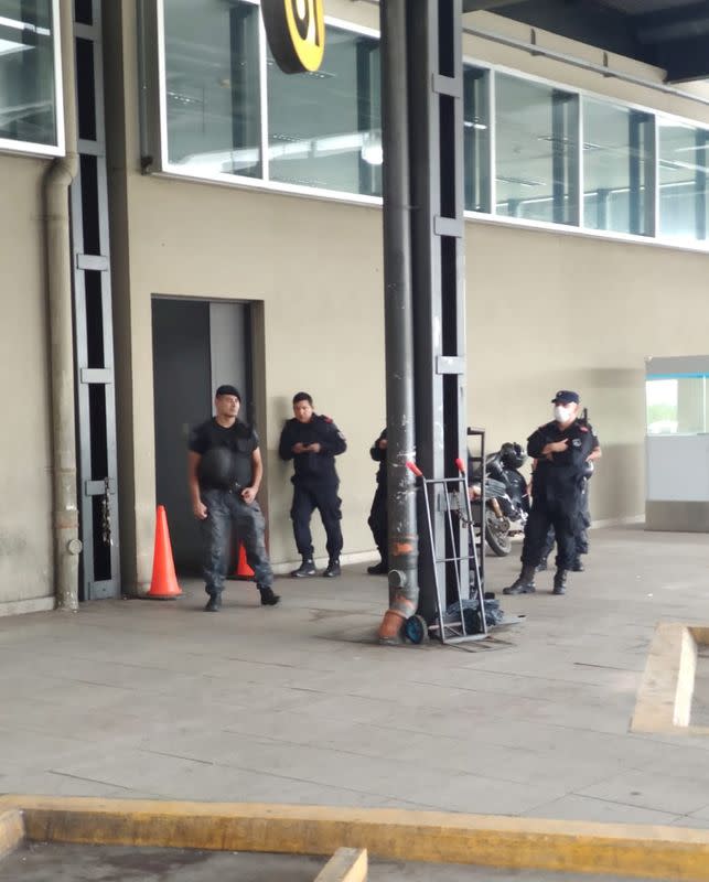 Foto de un grupo de agentes de seguridad en una terminal de buses en San Salvador de Jujuy, Argentina