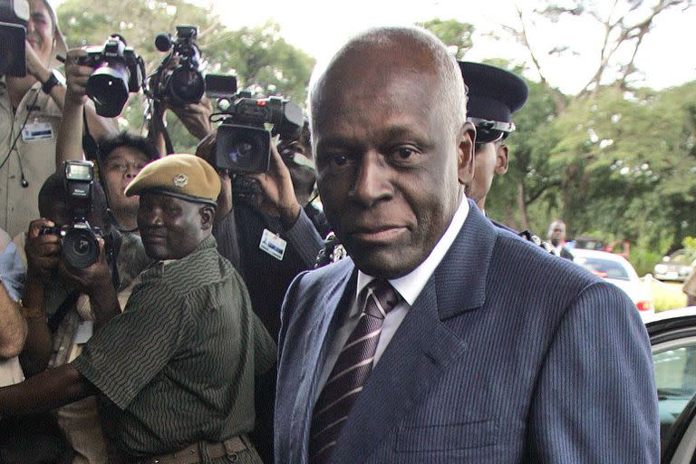 En imagen de archivo del 12 de abril de 2008, el presidente de Angola, José Eduardo dos Santos, llega al Centro Internacional de Conferencias Mulungushi en Lusaka, Zambia. (AP Foto/Themba Hadebe, archivo)