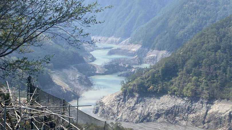 德基水庫集水區許久未見豐沛雨量進帳，大甲溪上游河床岩層裸露，出現峽谷枯木地景。（圖／報系資料照）