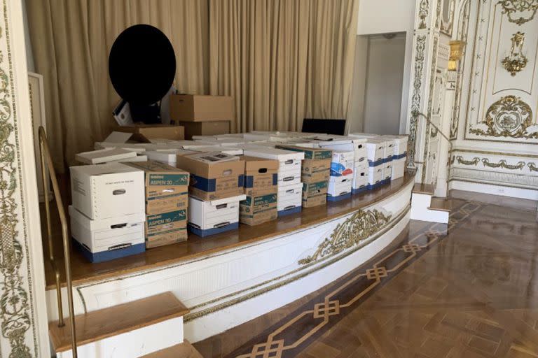 Esta imagen, contenida en una imputación contra el expresidente Donald Trump, muestra cajas con documentos almacenados en la mansión Mar-a-Lago, en Palm Beach, Florida.