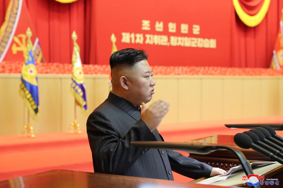 Bei diesem Auftritt vor Offizieren der Koreanischen Volksarmee waren am Kim Jong-uns Hinterkopf ein Pflaster und eine größere grünliche Beule zu sehen. (Bild: KCNA via REUTERS)