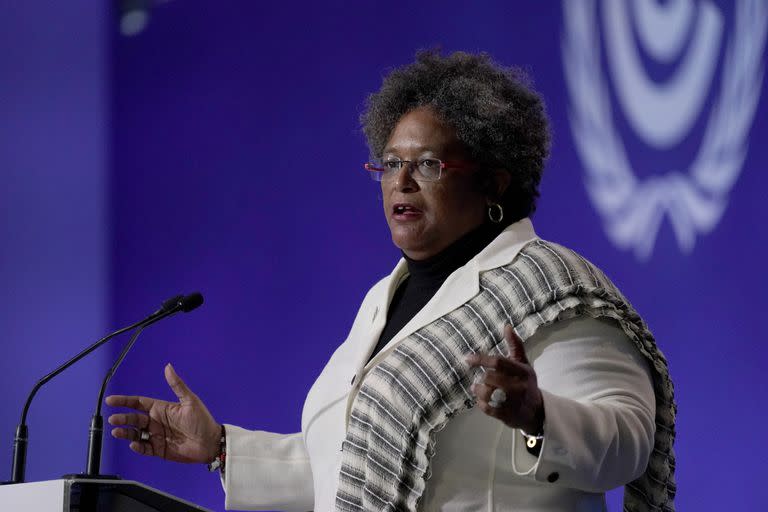 Mottley, de 56 años, es la primera ministra de Barbados. Llegó al poder de la mano del Partido Laborista de Barbados (PLB), que gobierna el país desde 1999. (Foto AP/Alberto Pezzali)