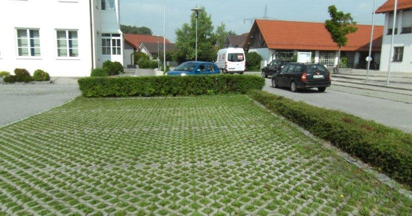 在德國處處可見這種「植草磚」停車場。（翻攝taiwanreporter臉書）