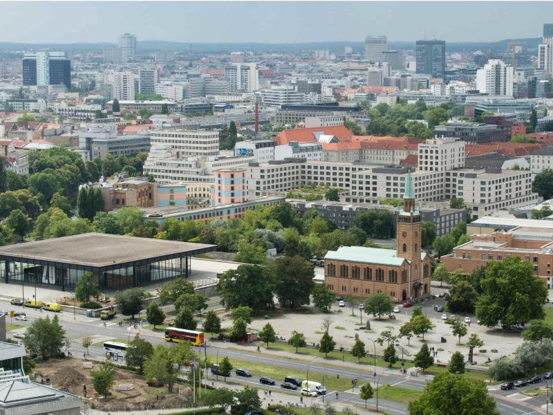 Auf der Freifläche des Berliner Kulturforums an der Matthäuskirche (M) zwischen Neuer Nationalgalerie (l) und Berliner Philharmonie soll ein Museum der Moderne entstehen. Foto: Gregor Fischer