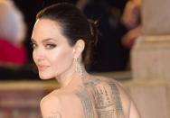 Impossible de ne pas associer Angelina Jolie aux tatouages. Elle est l’une des actrices d’Hollywood les plus tatouées. Sur les bras, dans le dos, sur les mains… les tattoos de la belle brune font l’objet de nombreuses recherches. Car, quand l’interprète de Tomb Raider se décide à passer sous l’aiguille ce n’est jamais par hasard. Des clins d’œil à ses enfants, des mantras philosophiques, des déclarations d’amour passées sous laser après divorce… Bref, ses tatouages ont toujours une signification bien particulière. Un fait qui intrigue très souvent les médias : « C’est de l’art corporel. Je ne pense pas qu’il soit anormal pour une personne qui passe sa vie dans la peau des autres de vouloir marquer son appartenance à sa propre peau en inscrivant dessus des choses qui l’ont marquée. » a-t-elle expliqué à Post-Modern Ink, un magazine spécialisé dans l’art du tatouage. Pour ses quarante-quatre ans, retour en images sur les significations des tatouages d’Angelina Jolie.